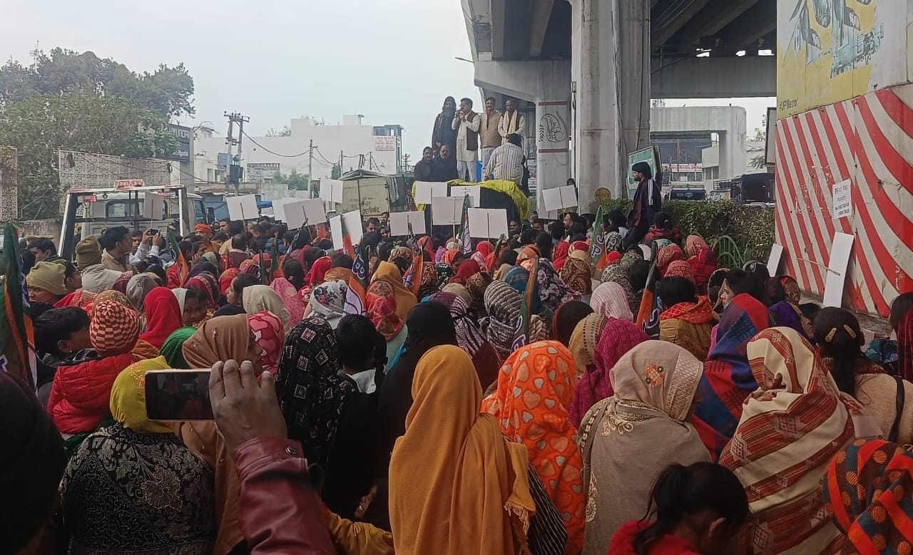 प्रदर्शन करते भाजपा कार्यकर्ता।
