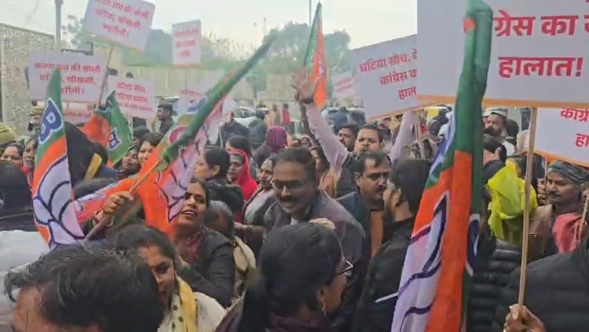 प्रदर्शन करते भाजपा कार्यकर्ता।