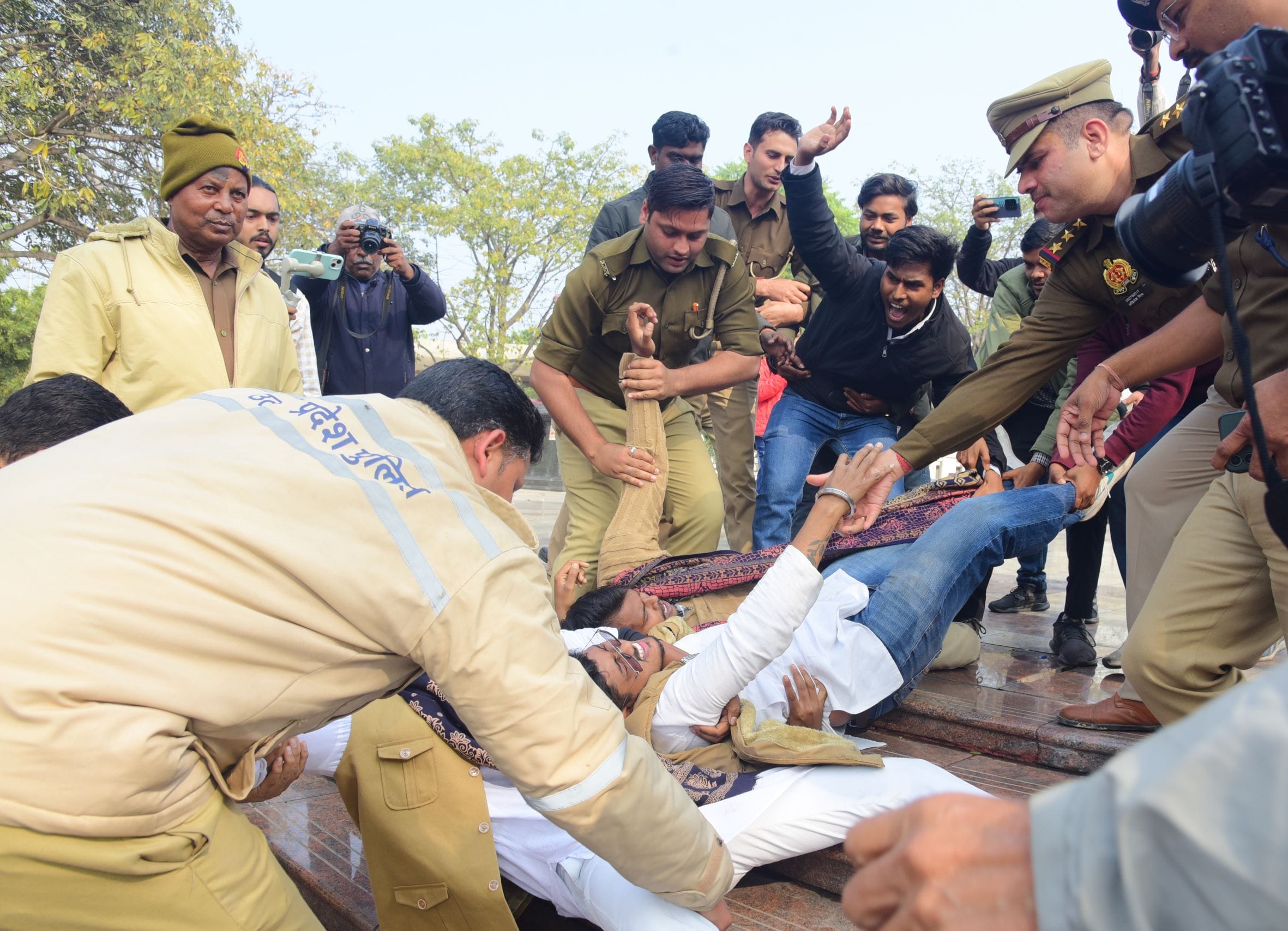 प्रदर्शन करते लोग।