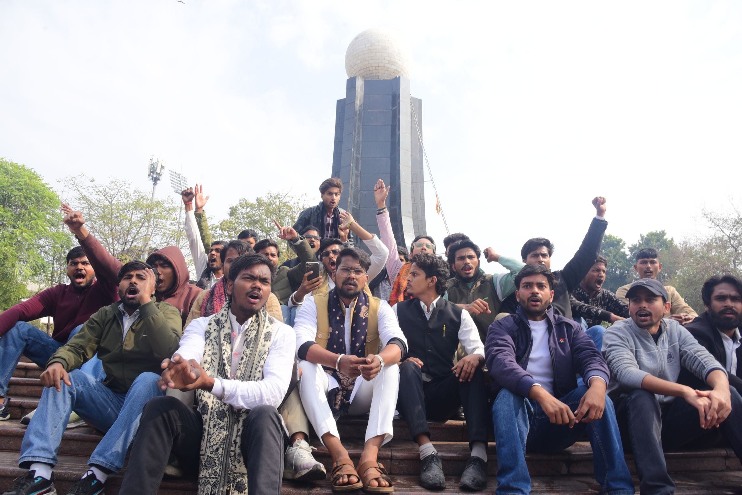 प्रदर्शन करते लोग।