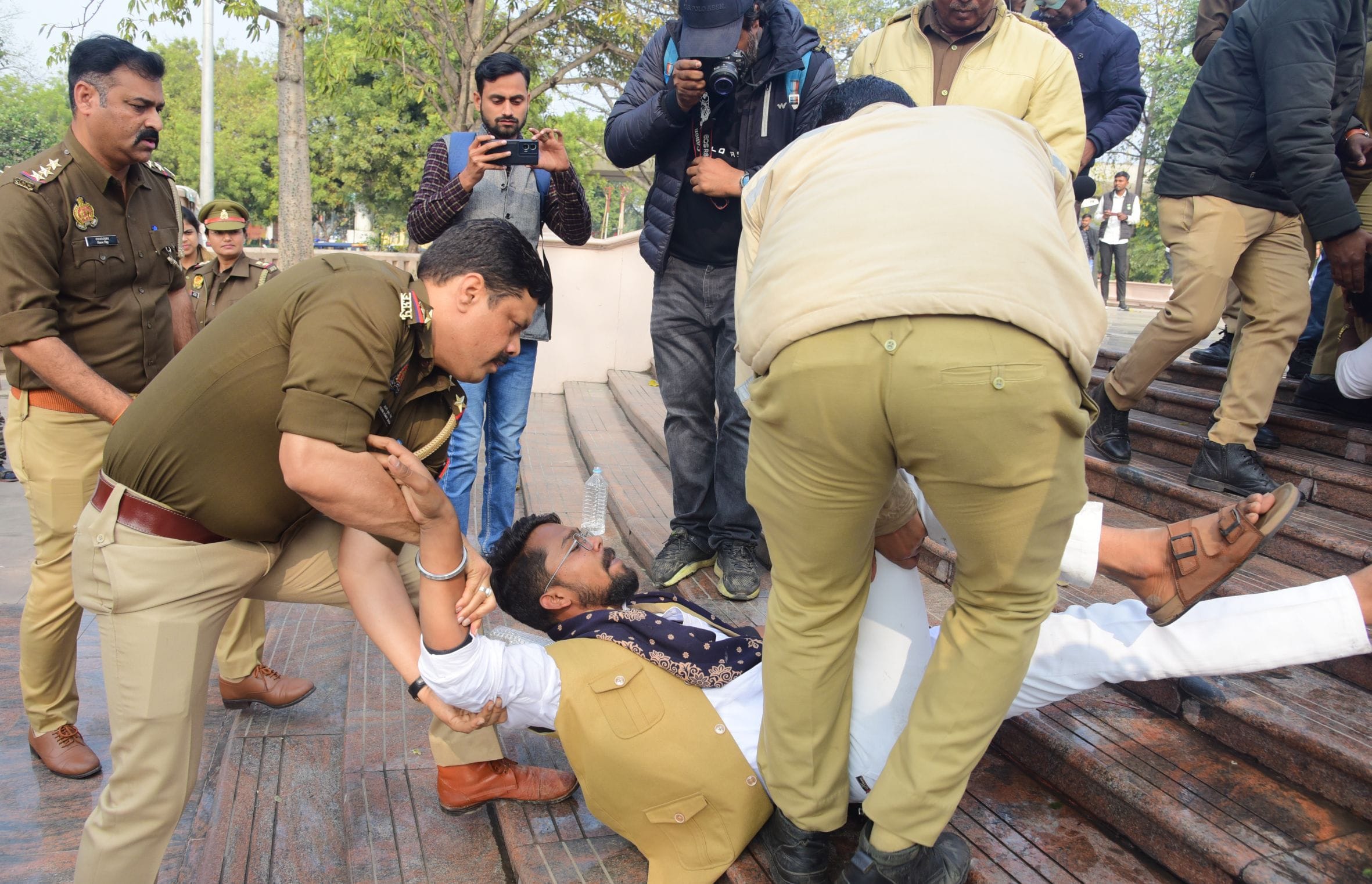 प्रदर्शन करते लोग।