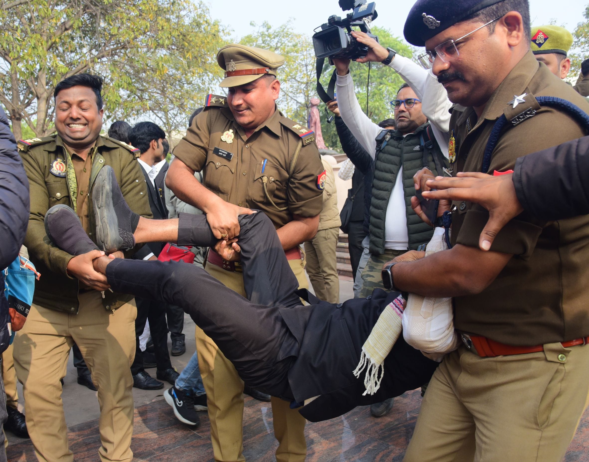 प्रदर्शन करते लोग।