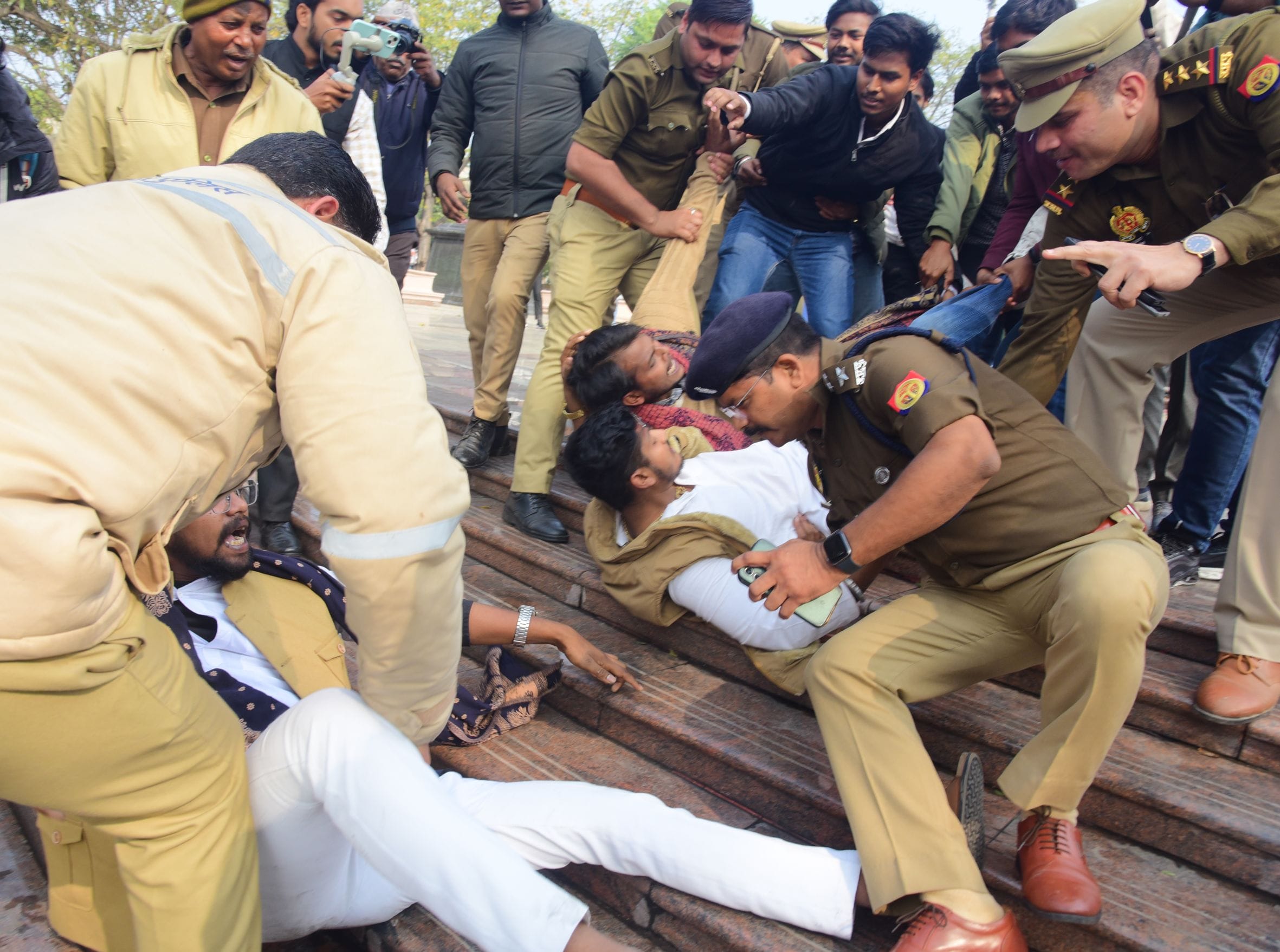 प्रदर्शन करते लोग।