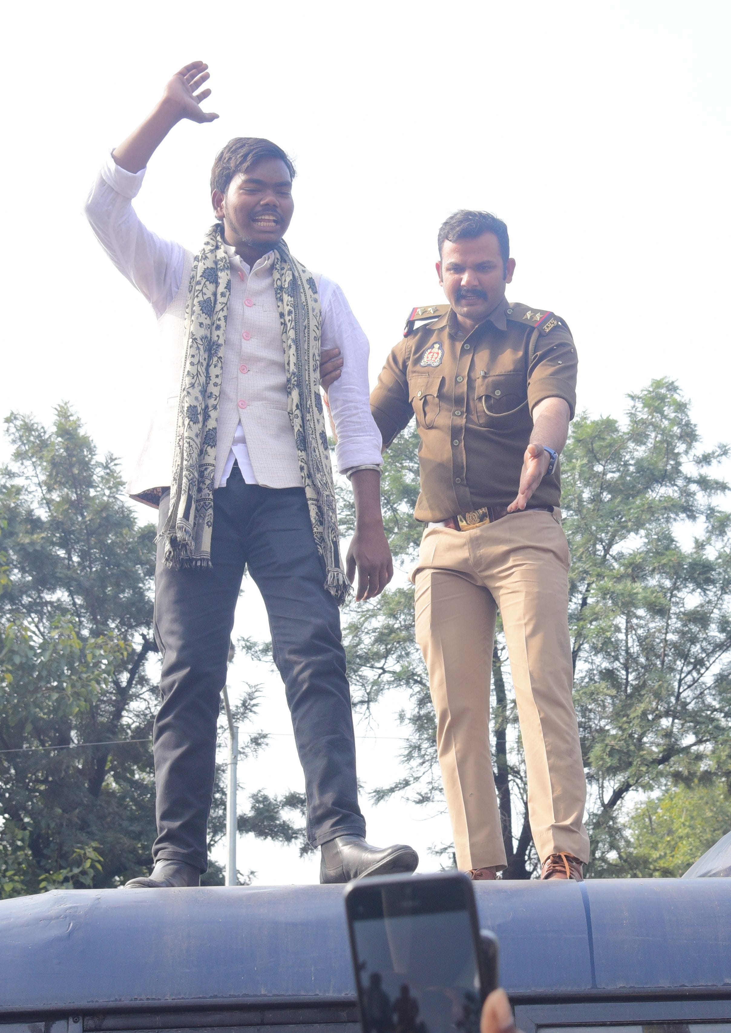 प्रदर्शन करते लोग।