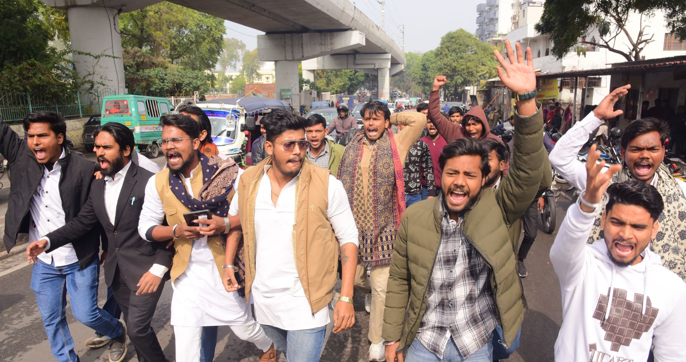 प्रदर्शन करते लोग।