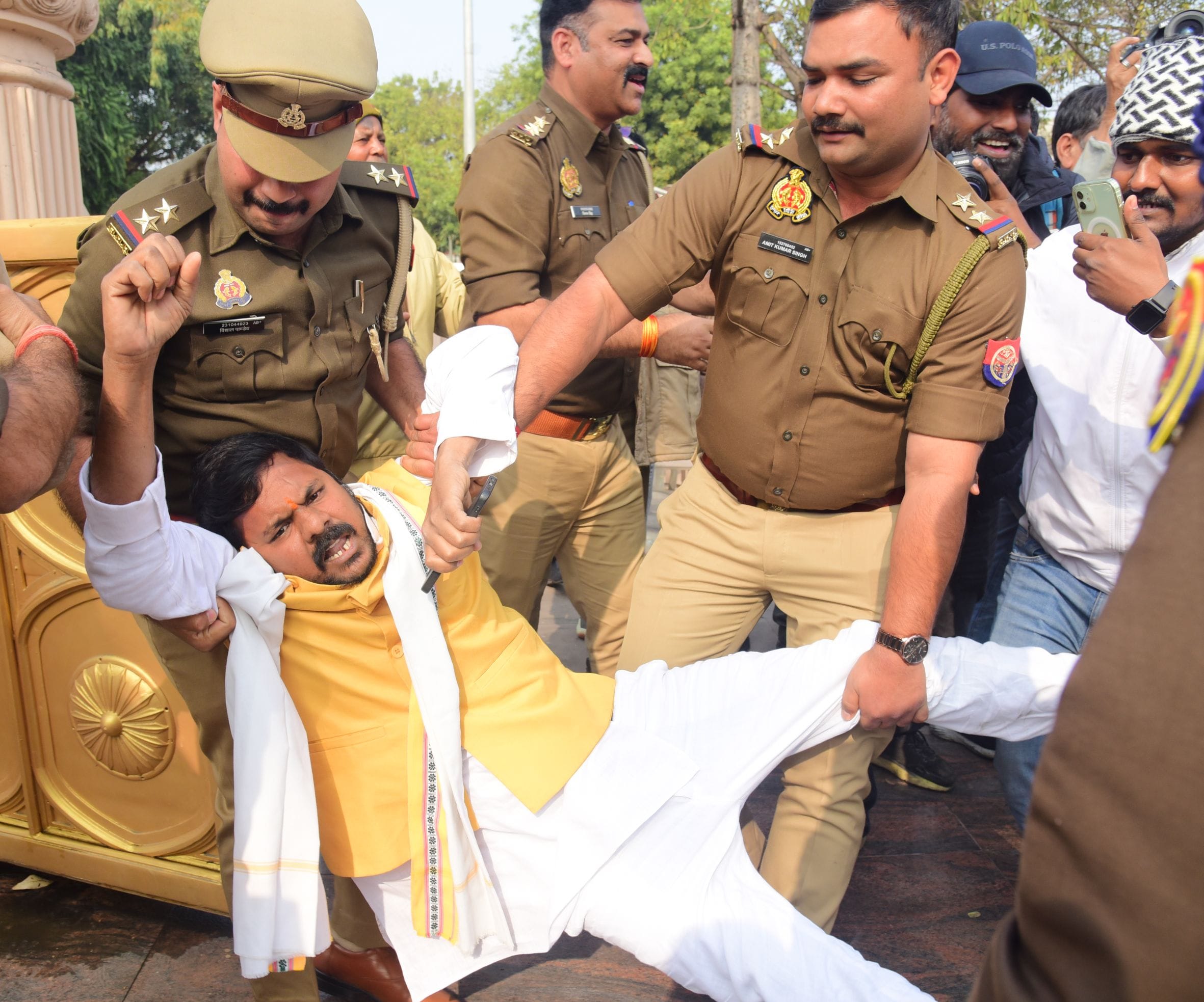 प्रदर्शन करते लोग।