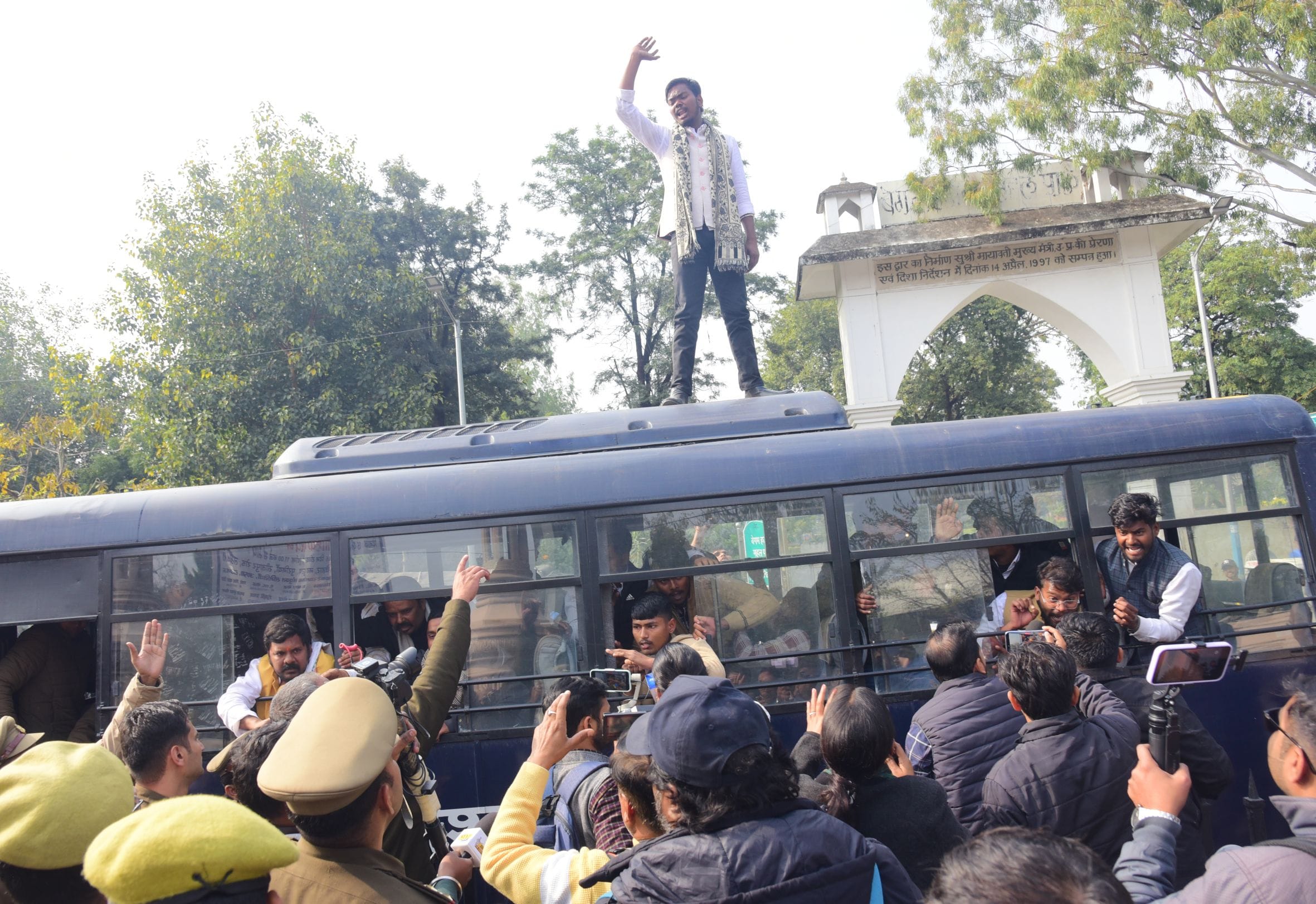 प्रदर्शन करते लोग।