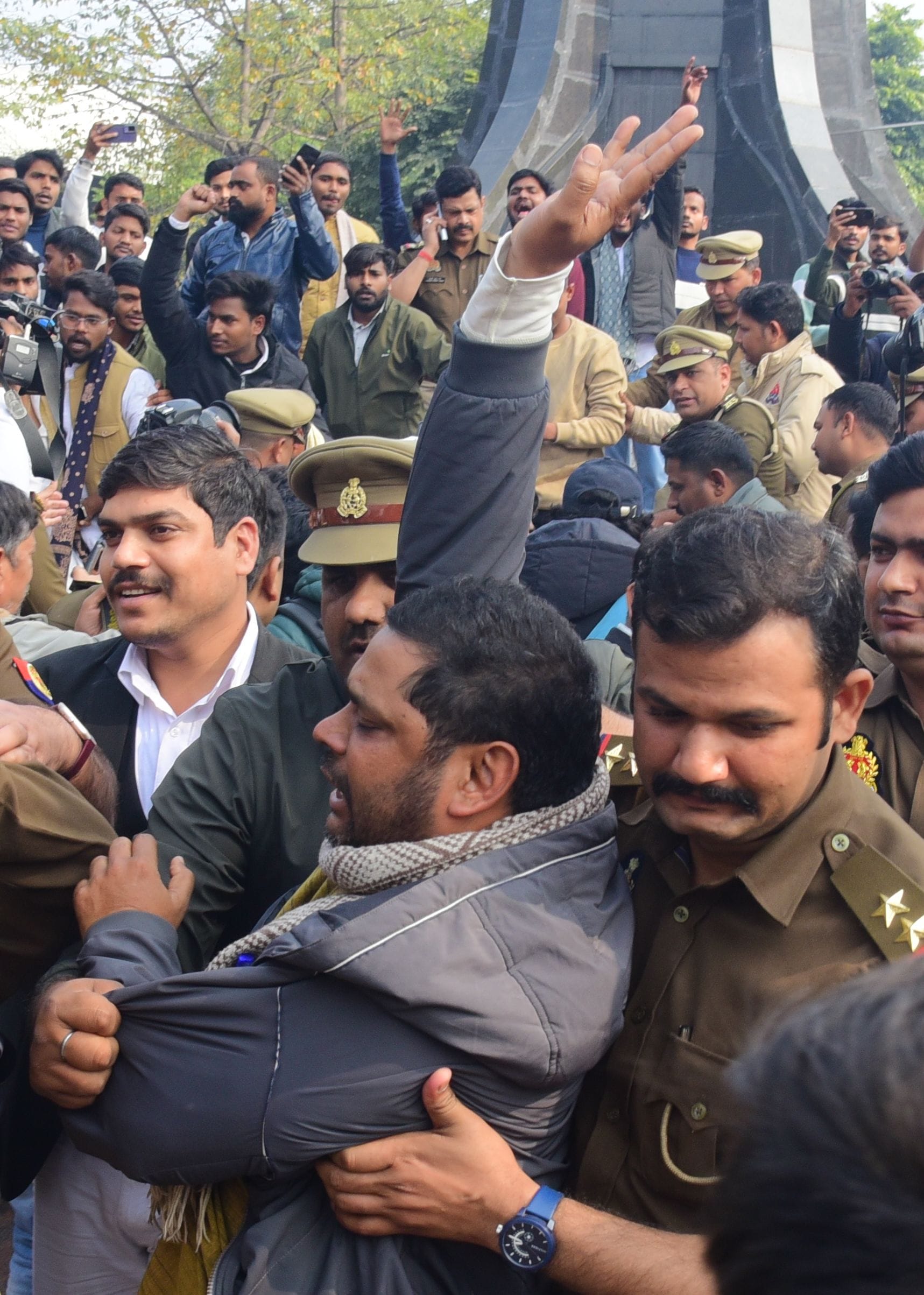 प्रदर्शन करते लोग।