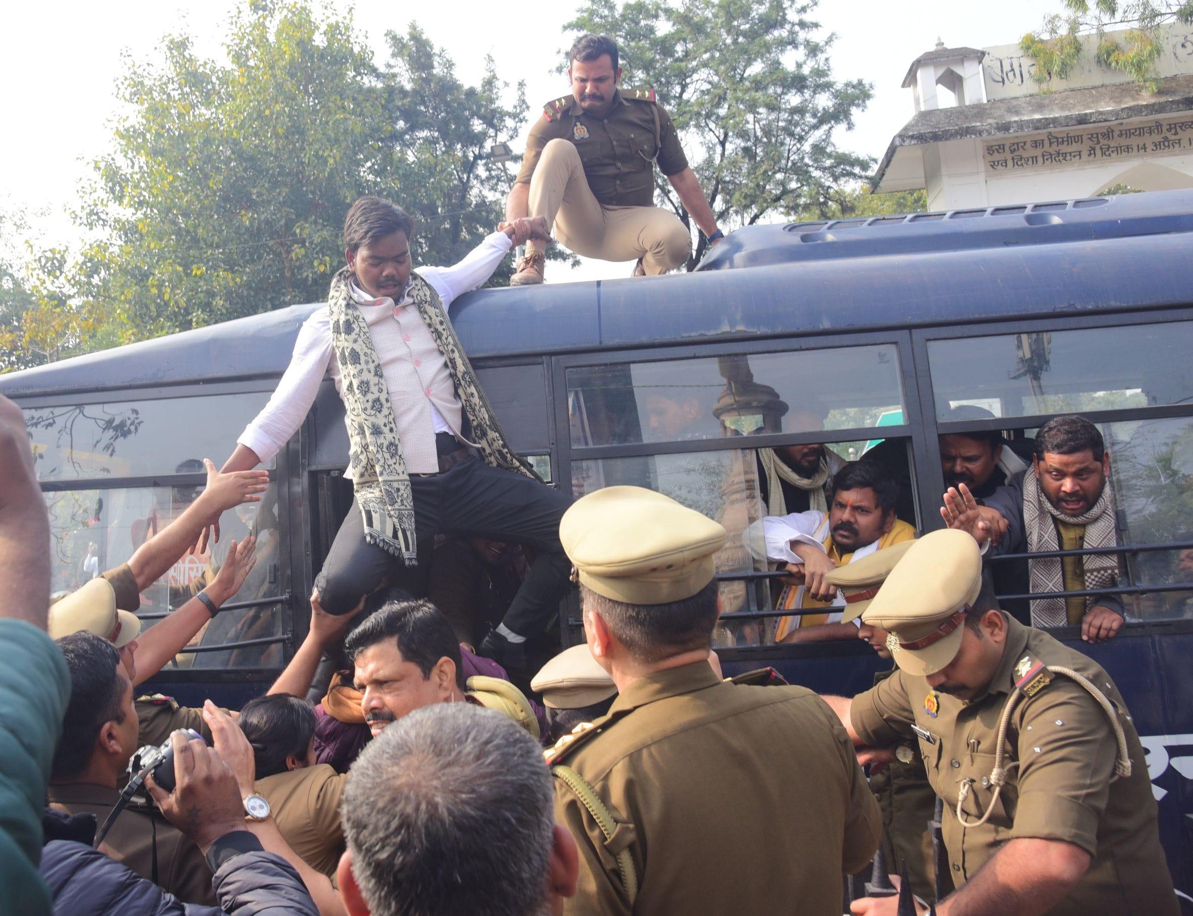 प्रदर्शन करते लोग।