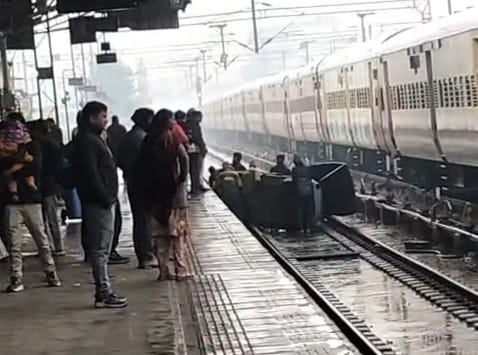 पटरी पर गिरी कार्ट। पटरी पर गिरी कार्ट।