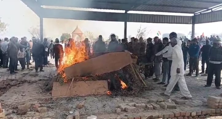 रेवाड़ी। गांव जड़थल में राजकीय सम्मान के साथ अंतिम संस्कार करते हुए सेना के जवान। स्रोत: ग्रामी रेवाड़ी। गांव जड़थल में राजकीय सम्मान के साथ अंतिम संस्कार करते हुए सेना के जवान। स्रोत: ग्रामी