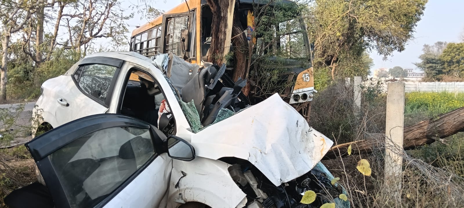 रेवाड़ी। शाहजहांपुर रोड पर हादसे के बाद पहुंचे पुलिस अधिकारी। स्रोत: ग्रामीण