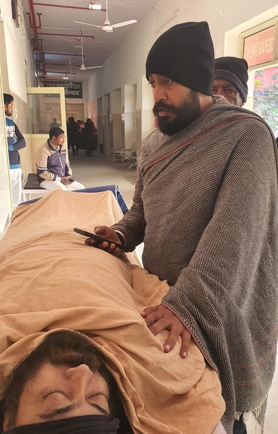 सहारनपुर में बीएलओ की हार्ट अटैक से मौत के बाद जिला अस्पताल पर गमजदा भाई