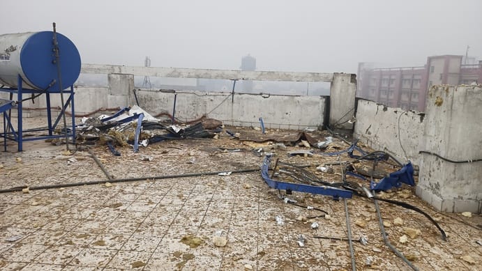 सोलर वाटर गीजर फटने से गाड़ी पर गिरी सीसी रेलिंग। संवाद सोलर वाटर गीजर फटने से गाड़ी पर गिरी सीसी रेलिंग। संवाद