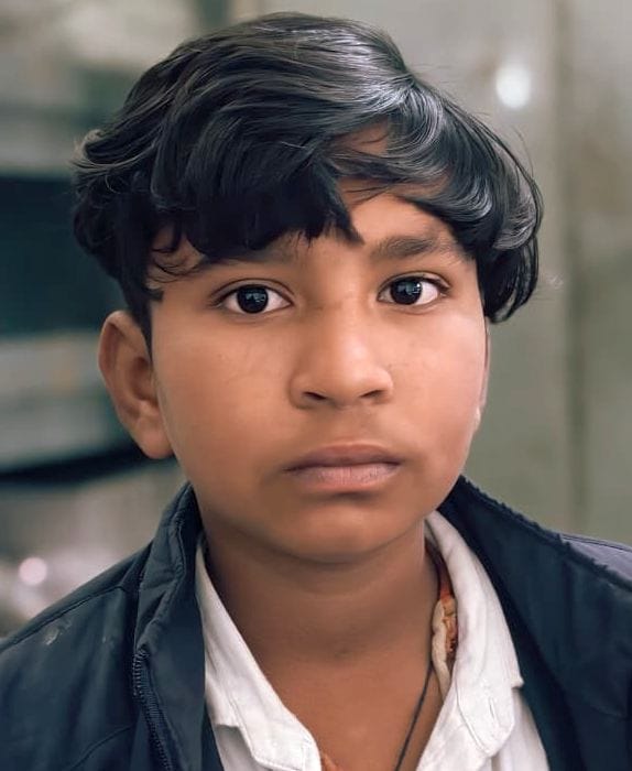 सरसवां पीएचसी में कुत्ते के हमले से जख्मी बच्चे को वैक्सीन लगाते फार्मासिस्ट। स्रोत : विभाग सरसवां पीएचसी में कुत्ते के हमले से जख्मी बच्चे को वैक्सीन लगाते फार्मासिस्ट। स्रोत : विभाग