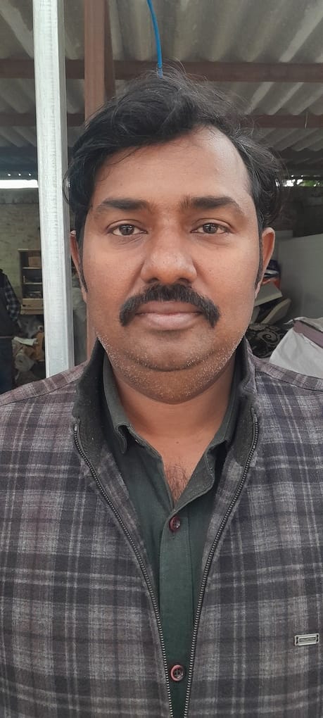 सराय अकिल कस्बा स्थित दुकान में फर्नीचर्स देखते ग्राहक,
