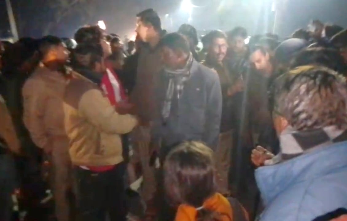 संतराम की फाइल फोटो व शव के साथ प्रदर्शन करते परिजन। संतराम की फाइल फोटो व शव के साथ प्रदर्शन करते परिजन।