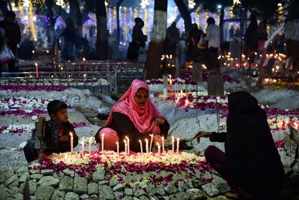 शब-ए-बरात पर गुनाहों की मांगी माफी, पुरखों को किया याद