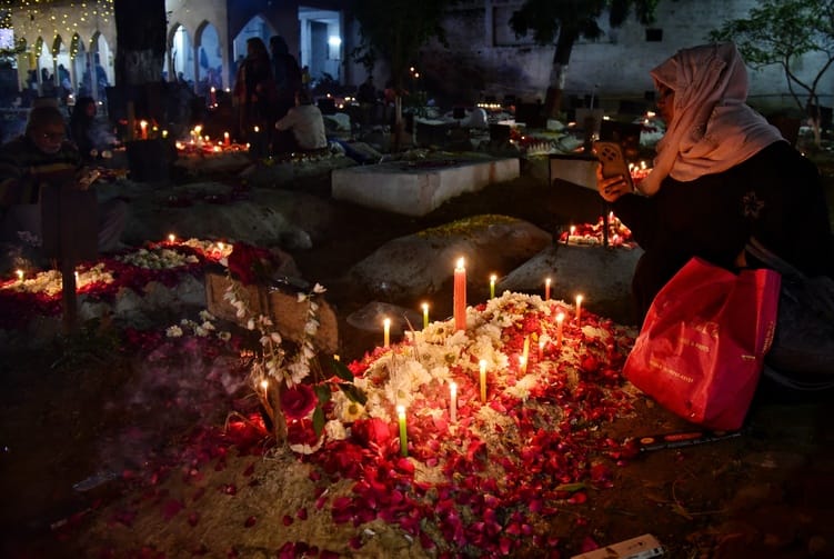 शब-ए-बरात पर गुनाहों की मांगी माफी, पुरखों को किया याद