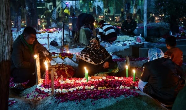 शब-ए-बरात पर गुनाहों की मांगी माफी, पुरखों को किया याद