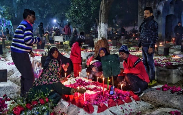 शब-ए-बरात पर गुनाहों की मांगी माफी, पुरखों को किया याद