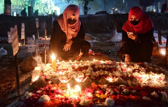 शब-ए-बरात पर गुनाहों की मांगी माफी, पुरखों को किया याद