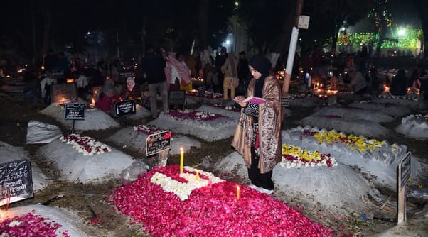 शब-ए-बरात पर गुनाहों की मांगी माफी, पुरखों को किया याद