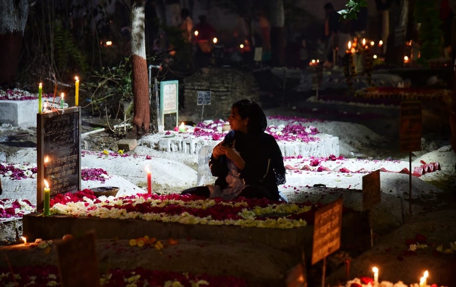 शब-ए-बरात पर गुनाहों की मांगी माफी, पुरखों को किया याद