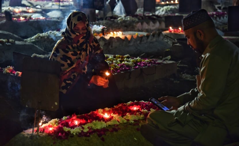 शब-ए-बरात पर गुनाहों की मांगी माफी, पुरखों को किया याद