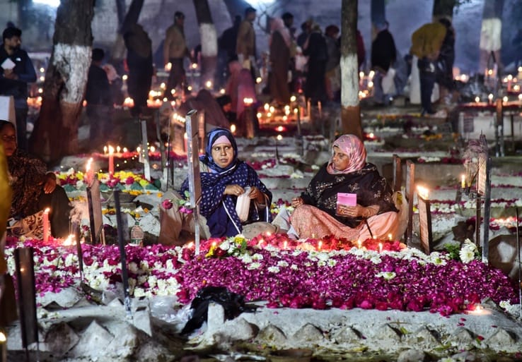 शब-ए-बरात पर गुनाहों की मांगी माफी, पुरखों को किया याद