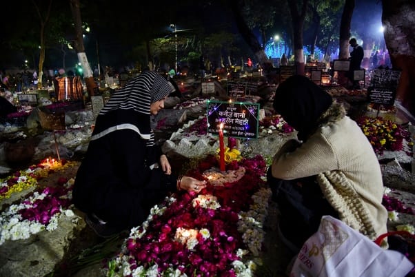 शब-ए-बरात पर गुनाहों की मांगी माफी, पुरखों को किया याद