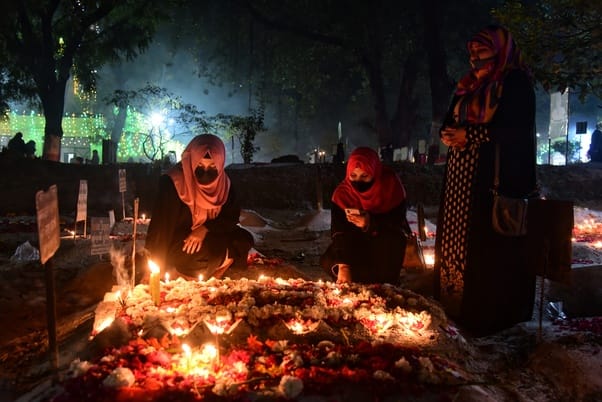 शब-ए-बरात पर गुनाहों की मांगी माफी, पुरखों को किया याद