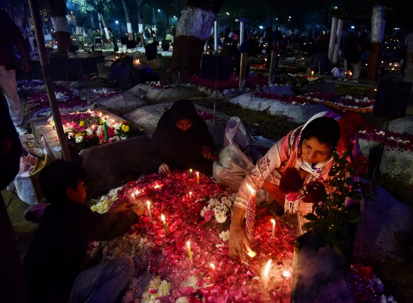 शब-ए-बरात पर गुनाहों की मांगी माफी, पुरखों को किया याद