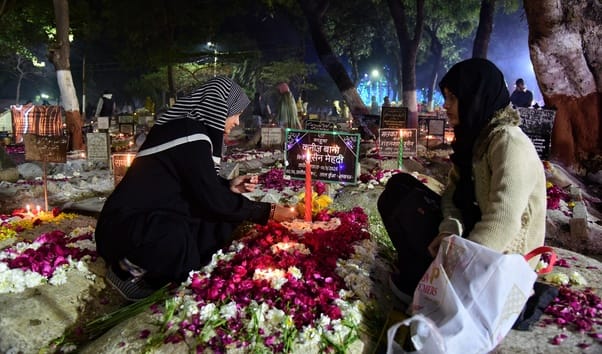 शब-ए-बरात पर गुनाहों की मांगी माफी, पुरखों को किया याद