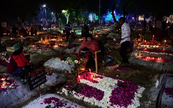 शब-ए-बरात पर गुनाहों की मांगी माफी, पुरखों को किया याद