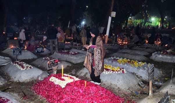 शब-ए-बरात पर गुनाहों की मांगी माफी, पुरखों को किया याद