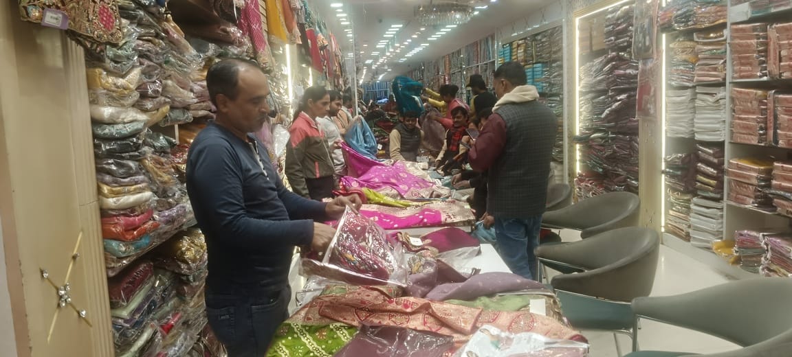 शहर में ज्वैलरी की खरीदारी करते लोग-संवाद