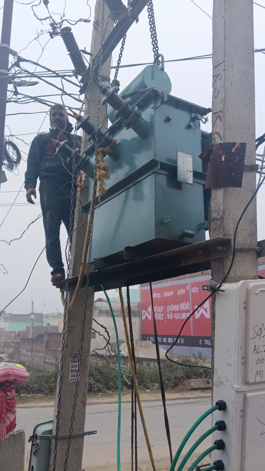 शीशगढ़ में फुंका ट्रांसफार्मर शीशगढ़ में फुंका ट्रांसफार्मर