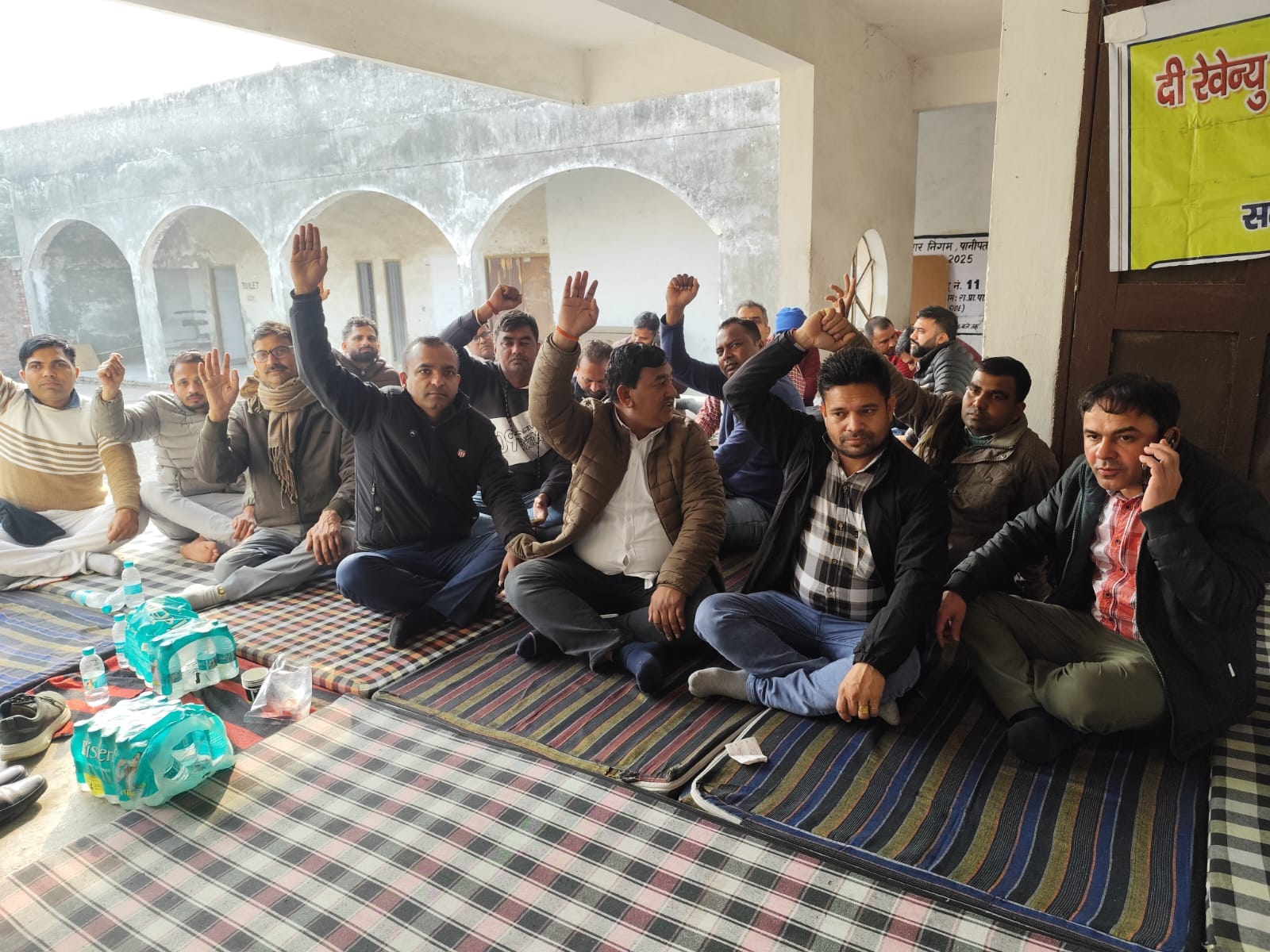 तहसील में रजिस्ट्री खिड़की पर खड़े लोग। संवाद तहसील में रजिस्ट्री खिड़की पर खड़े लोग। संवाद