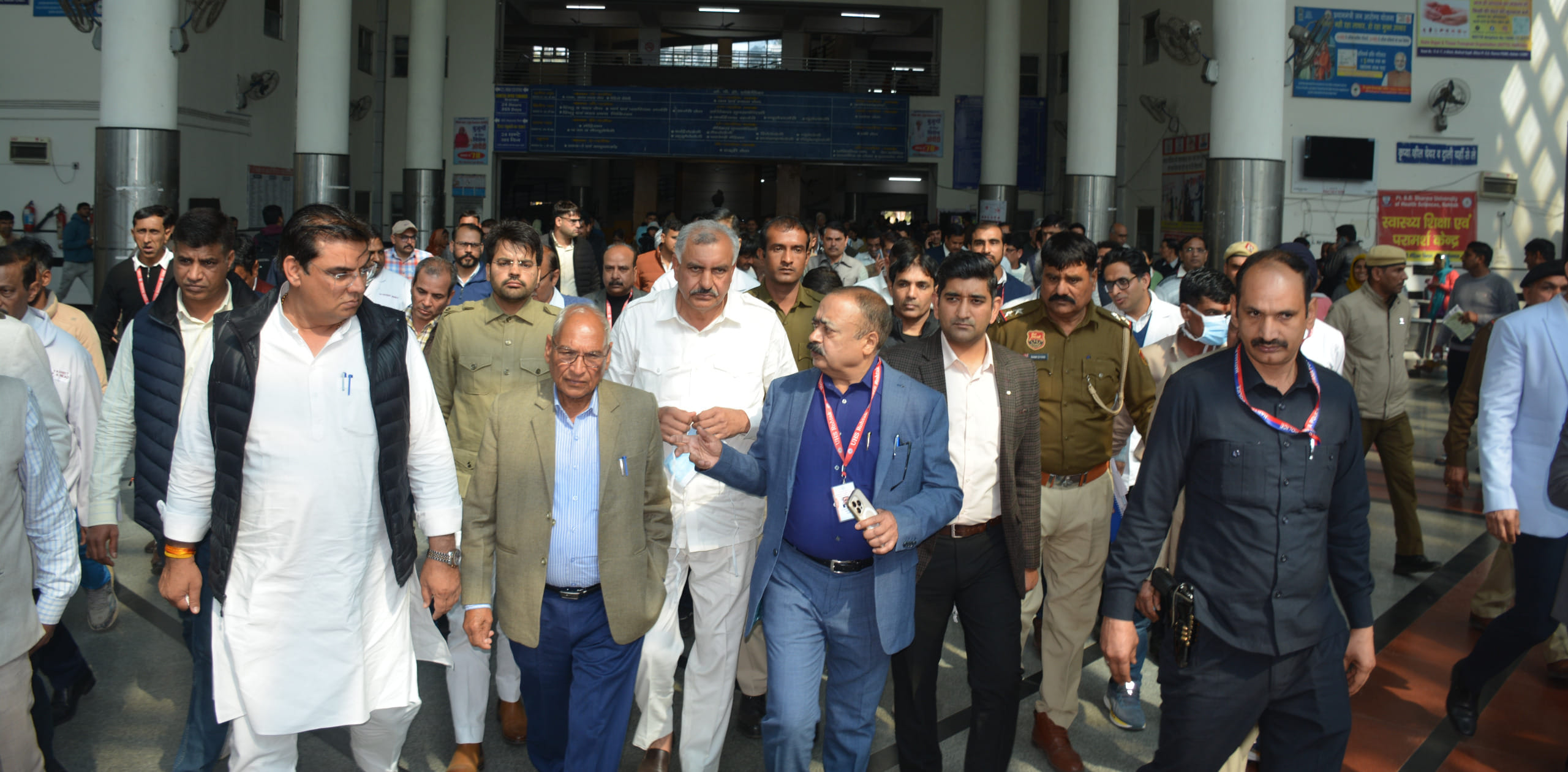 13-पीजीआई में पहुंची विधानसभा कमेटी को समस्या बताती सोनीपत निवासी मरीज क्षमा व मौके पर जवाब देत