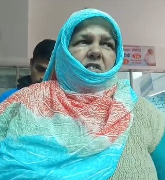 13-पीजीआई में पहुंची विधानसभा कमेटी को समस्या बताती सोनीपत निवासी मरीज क्षमा व मौके पर जवाब देत 13-पीजीआई में पहुंची विधानसभा कमेटी को समस्या बताती सोनीपत निवासी मरीज क्षमा व मौके पर जवाब देत