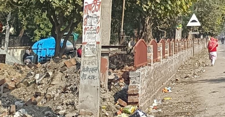 13-सेक्टरों में ग्रीन बेल्ट का निर्माण करते श्रमिक। संवाद 13-सेक्टरों में ग्रीन बेल्ट का निर्माण करते श्रमिक। संवाद