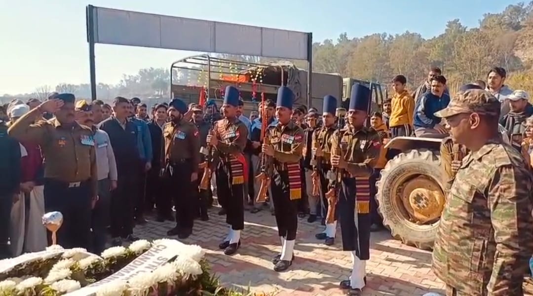 बरठीं में नायक अतुल शर्मा के पिता को तिरंगा सौंपते सेना के अधिकारी। संवाद बरठीं में नायक अतुल शर्मा के पिता को तिरंगा सौंपते सेना के अधिकारी। संवाद