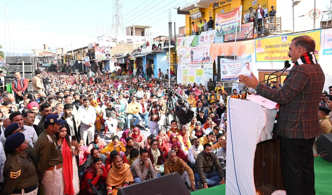 बरठीं में विभिन्न परियोजनाओं का शिलान्यास और उद्घाटन करते मुख्यमंत्री। स्रोत: डीपीआरओ