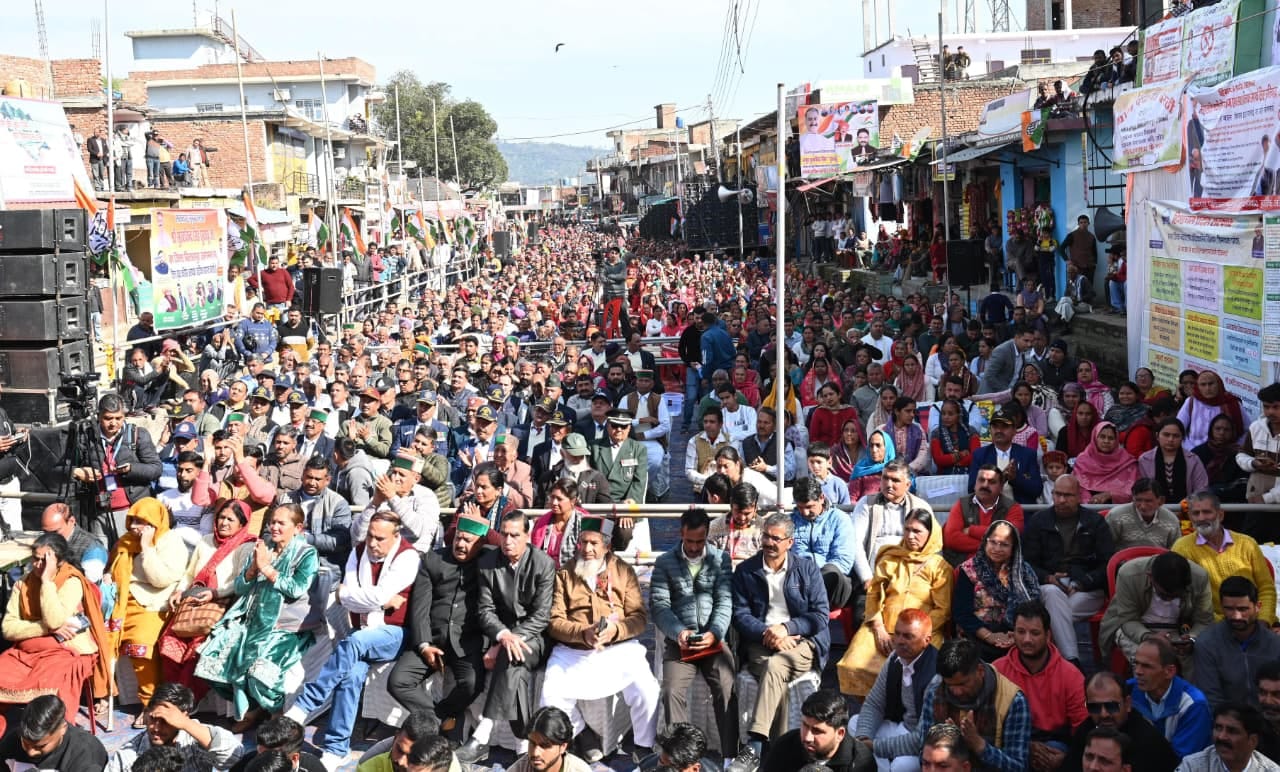 बरठीं में विभिन्न परियोजनाओं का शिलान्यास और उद्घाटन करते मुख्यमंत्री। स्रोत: डीपीआरओ