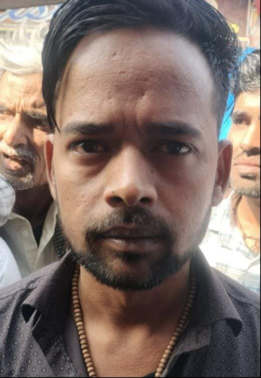 एटा महोत्सव में हंगामा करते दुकानदारों को समझाती पुलिस। संवाद