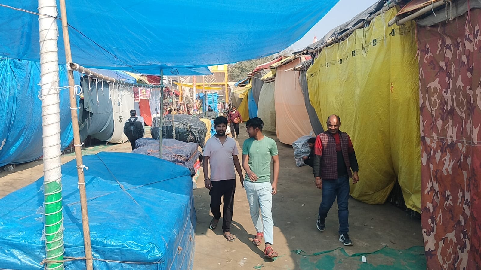 एटा महोत्सव में हंगामा करते दुकानदारों को समझाती पुलिस। संवाद