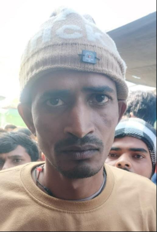 एटा महोत्सव में हंगामा करते दुकानदारों को समझाती पुलिस। संवाद