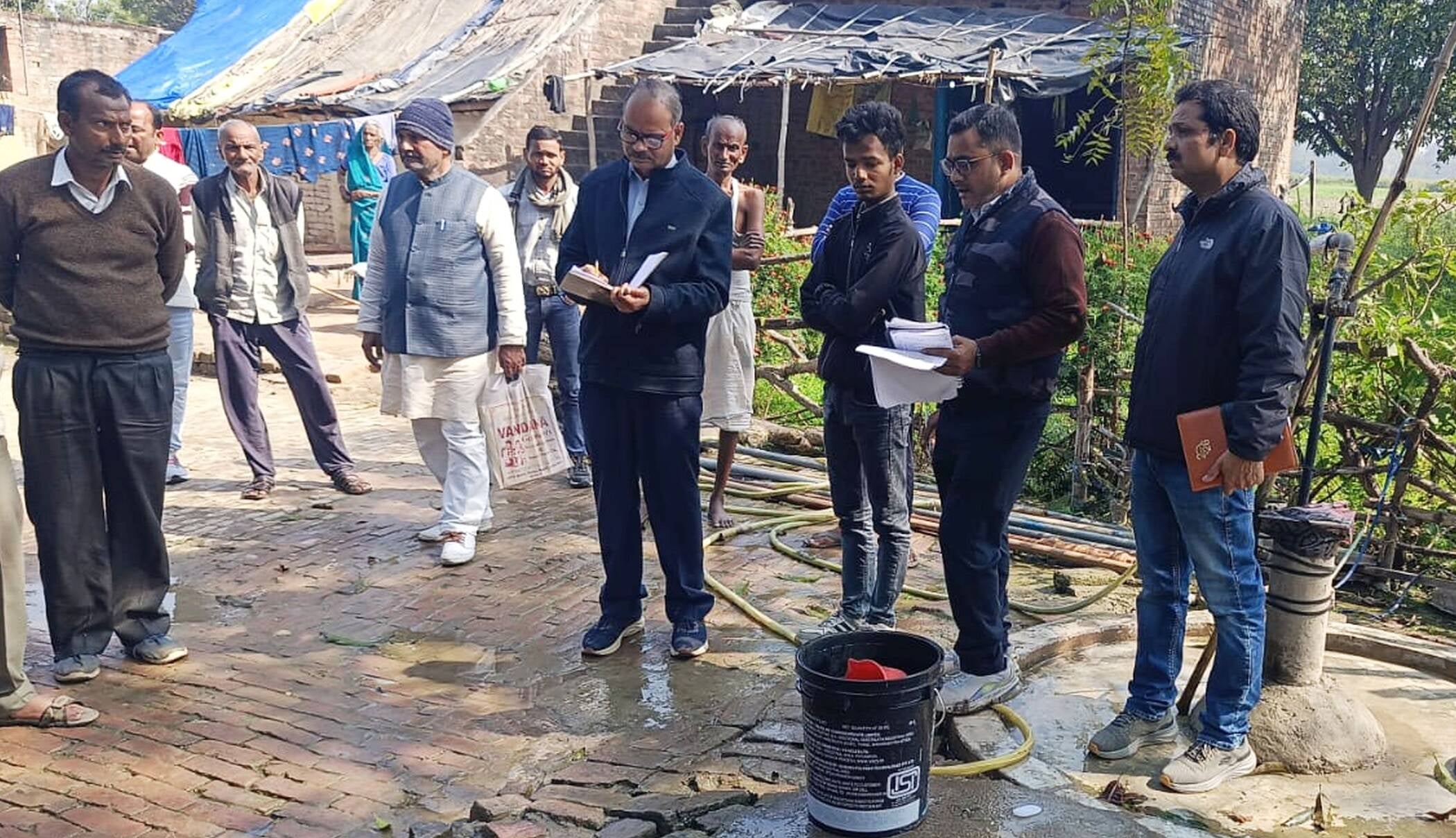 फोटो-10-हरदौरपुर में जांच करती तीन सदस्यीय टीम। संवाद फोटो-10-हरदौरपुर में जांच करती तीन सदस्यीय टीम। संवाद