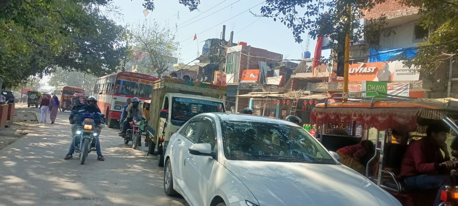 फोटो-11, कादरीगेट चौराहे पर जाम मे फंसे वाहन। संवाद फोटो-11, कादरीगेट चौराहे पर जाम मे फंसे वाहन। संवाद